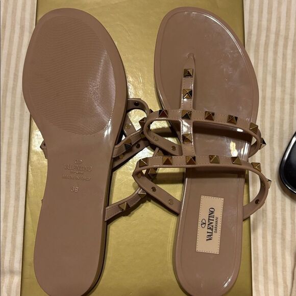 NWT Valentino Garavani Nude Sandals with Gold Studs 39 With Dust bag - Picture 5 of 7